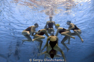 Teamwork in synchronized swimming. by Sergiy Glushchenko 